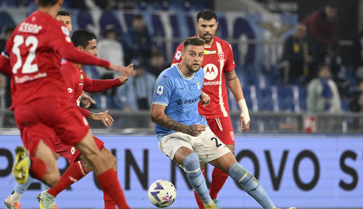 Secara keseluruhan Lazio unggul tipis dalam penguasaan bola atas Monza. Sergej Milinkovic-Savic dkk unggul dengan perbandingan 54 persen berbanding 46 persen. (LaPresse via AP/Fabrizio Corradetti)