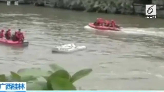 17 orang tewas akibat dua perahu naga yang mereka tumpangi terbalik di wilayah selatan China.