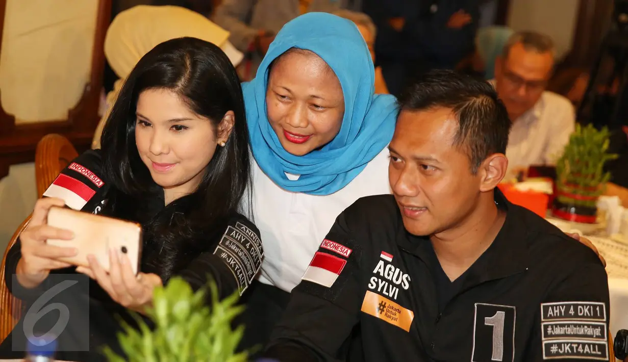 Cagub DKI Jakarta Agus Harimurti Yudhoyono berfoto bersama saat kampanye di hadapan pensiunan Pegawai Negeri Sipil (PNS) Dinas Pendidikan Dasar DKI Jakarta, Selasa (29/11). (Liputan6.com/Immanuel Antonius)