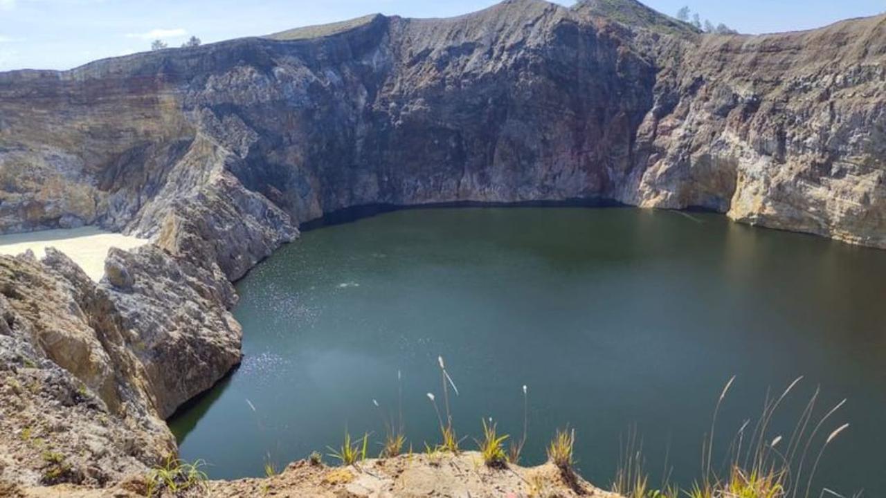 Foto: Perubahan air Danau Kelimutu menjadi hitam kecokelatan