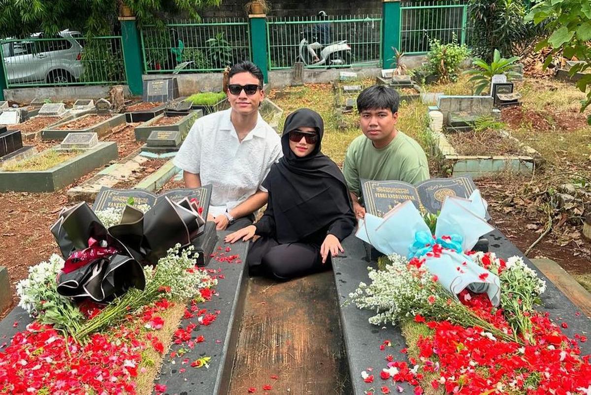 8 Potret Ulang Tahun Fuji yang Dirayakan Berkali-Kali, Dapat Segunung Kado dan Bunga - Sempat Ziarah ke Makam Vanessa Angel-Bibi Ardiansyah