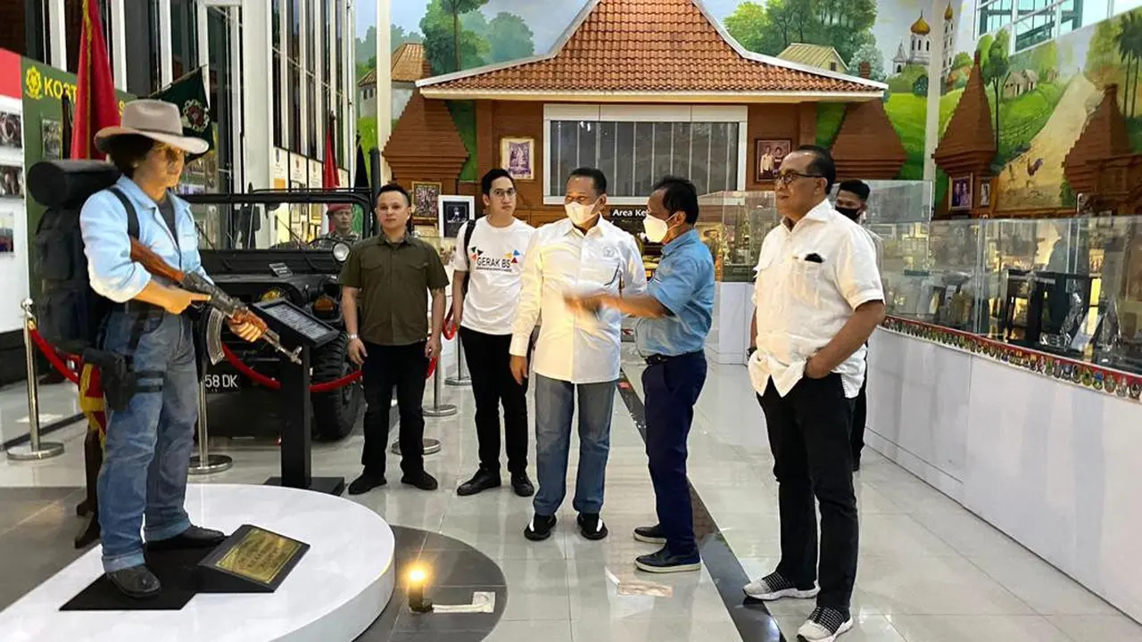 Bamsoet  berkunjung ke museum Mister Manix atau Bang Yos di Bekasi