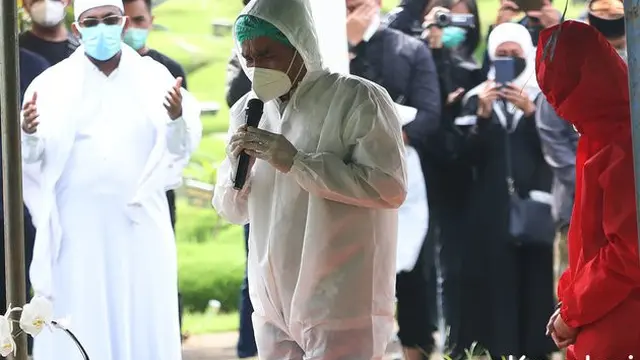 6 Potret Ketegaran Teddy Syah Melepas Kepergian Jenazah Rina Gunawan