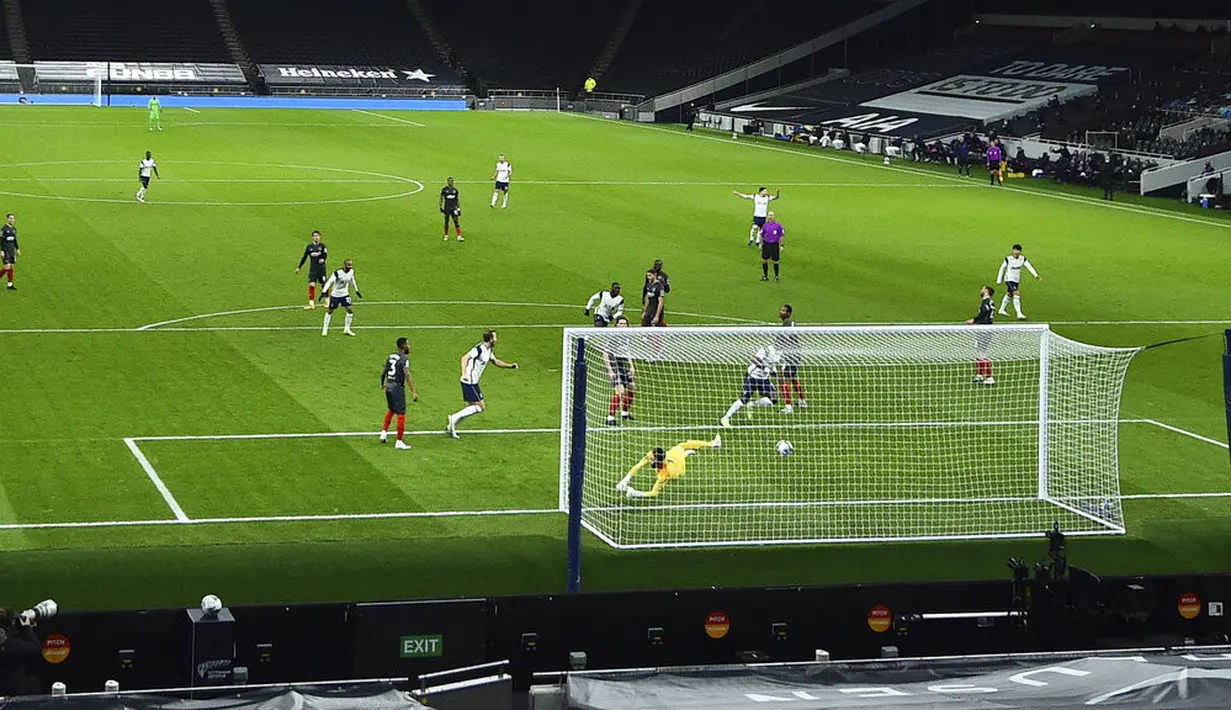 Penjaga gawang Brentford David Raya Martin (tengah bawah) kemasukan gol saat melawan Tottenham Hotspur pada pertandingan semifinal Piala Liga Inggris di Tottenham Hotspur Stadium, London, Inggris, Selasa (5/1/2021). Tottenham Hotspur menang 2-0. (Glyn Kirk/Pool via AP)