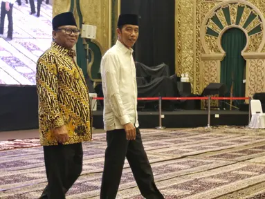 Presiden Joko Widodo didampingi Ketua DPD Oesman Sapta Odang menghadiri undangan buka puasa bersama di Jakarta, Rabu (14/5/2019). Acara buka puasa tersebut dihadiri sejumlah tokoh-tokoh dan petinggi partai politik. (Liputan6.com/Johan Tallo)