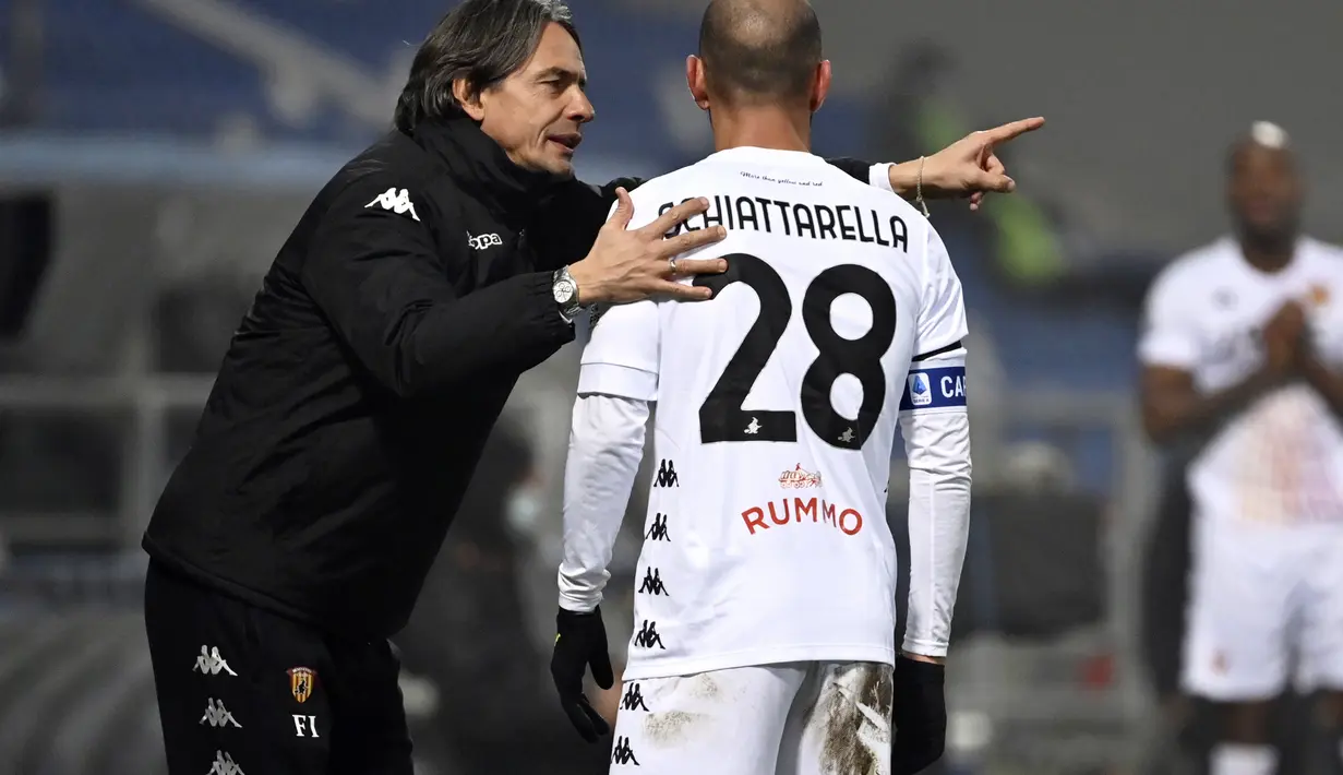 Pelatih Benevento, Filippo Inzaghi memberikan instruksi ke gelandang Pasquale Schiattarella pada pertandingan lanjutan Liga Serie A Italia di Stadion Mapei di Reggio Emilia, Italia, Sabtu (12/12/2020). Sassuolo menang tipis atas Benevento 1-0. (Massimo Paolone/LaPresse via AP)