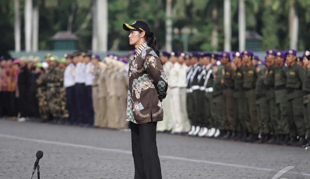 Atlet Binaraga Ade Rai didaulat menjadi pemimpin upacara Hari Bela Negara di Lapangan Silang Monas, Jakarta  (19/12/2014). (Liputan6.com/Faizal Fanani)