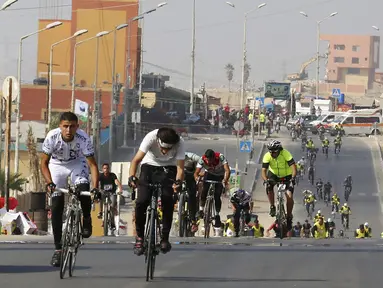 Peserta saat mengayuh sepeda saat balapan lokal, di jalan tepi laut di Kota Gaza, Rabu (30/6/2021).  Ratusan orang ikut dalam balapan sepeda di Gaza pada Rabu, yang diselenggarakan oleh Federasi Bersepeda Palestina. (AP Photo/Adel Hana)