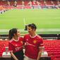 Via Vallen dan Chevra Yolandi romantis di markas Manchester United. (Sumber: Instagram/chevra_yo88)