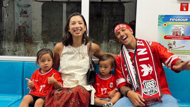 Potret Jennifer dan Irfan Bachdim mengabadikan momen perjalanan ke GBK dengan MRT (Dok. Instagram @jenniferbachdim)