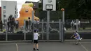 Aktivis mengembangkan balon berbentuk bayi Presiden AS Donald Trump di Bingfield Park, London, 10 Juli 2018. Balon setinggi enam meter atau 19 kaki itu akan diterbangkan dekat dengan Parlemen Inggris selama kunjungan Presiden Trump.  (AP /Matt Dunham)