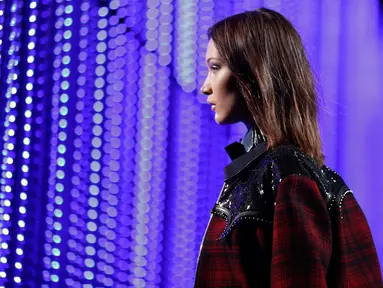 Model Bella Hadid saat tampil dalam acara Milan Fashion Week, Italia, (14/1). Model berusia 21 tahun itu tampil dengan busana koboi koleksi pakaian Fall-Winter 2018-19 milik Dsquared2. (AP Photo / Luca Bruno)
