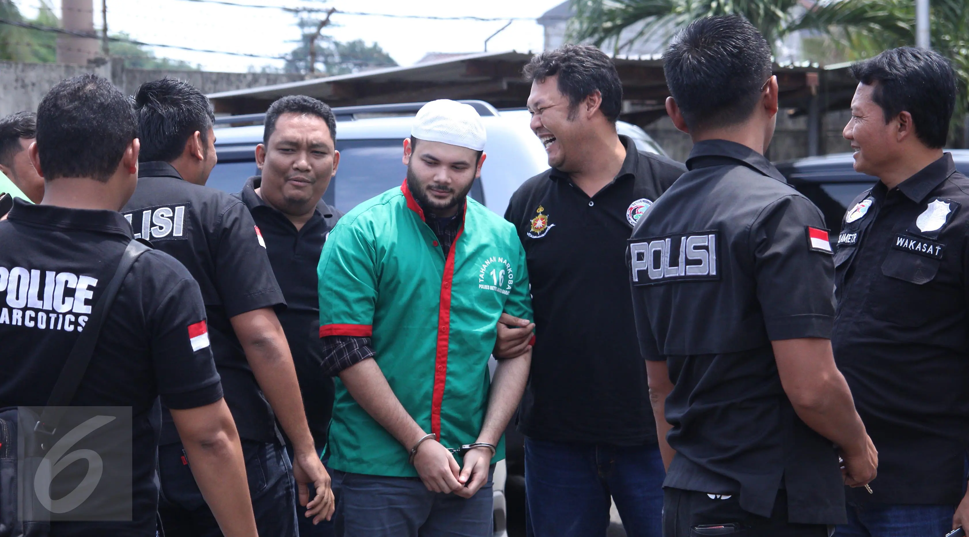 Penyanyi dangdut Ridho Rhoma tiba di RSKO, Jakarta, Selasa (4/4). Kabarnya, Ridho Rhoma akan menjalani proses rehabilitasi selama beberapa waktu ke depan sembari menunggu berkas kasusnya dilimpahkan pengadilan. (Liputan6.com/Herman Zakharia)