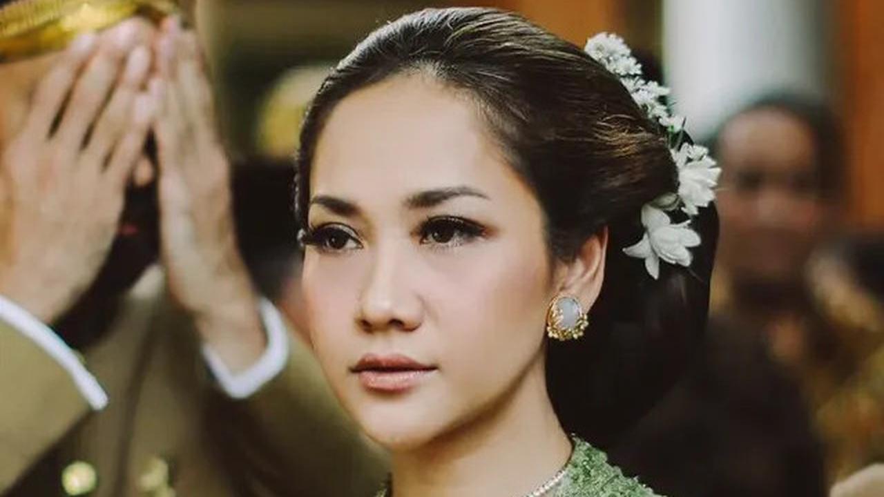 Model Kebaya Modern Pilihan BCL, Inspirasi Gaya Wanita Anggun dan Berkelas di Usia 40an