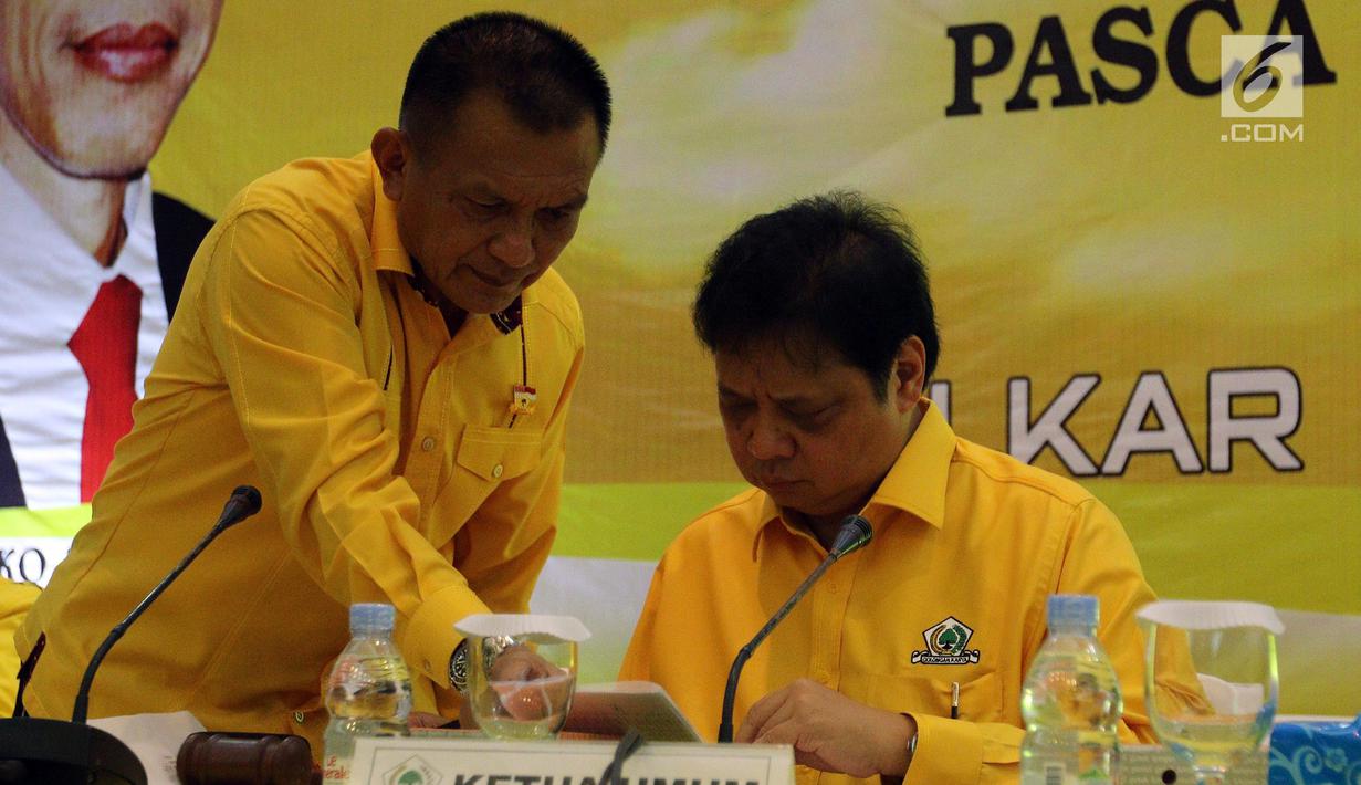 Ketua Umum Partai Golkar Airlangga Hartarto didampingi Sekjen Golkar Lodewijk Freidrich Paulus berbincang disela rapat pleno di DPP Golkar, Jakarta, Senin (29/1). Rapat pleno perdana ini dipimpin langsung oleh Airlangga. (Liputan6.com/Johan Tallo)