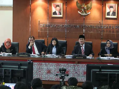 Ketua Dewan Kehormatan Penyelenggara Pemilu (DKPP) Jimly Asshiddiqie (kiri) memimpin persidangan saat sidang terkait pilkada, Jakarta, Rabu (2/12/2015). Sidang tersebut berisi pembacaan 12 putusan terkait pilkada. (Liputan6.com/Faizal Fanani)