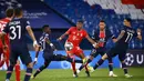 Bek Bayern Munchen, David Alaba berusaha melewati pemain PSG, Idrissa Gueye, Neymar dan Angel Di Maria pada pertandingan leg kedua perempat final Liga Champions di Parc des Princes stadium, Paris (14/4/2021). PSG melaju ke semifinal berkat kemenangan 3-2 di kandang Munchen. (AFP/Franck Fife)