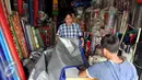 Salah satu pedagang di Jalan Jatinegara Barat membuka tokonya pasca bentrok, Jakarta, Sabtu (22/08/2015). Kini para pedagang mulai kembali beraktifitas walau belum ramai seperti biasa. (Liputan6.com/Andrian M Tunay) 