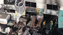 Penampakan gudang yang terbakar di California, AS, Minggu (4/12). Peristiwa kebakaran tersebut terjadi saat ada pertunjukkan musik di Gudang tersebut dan menewaskan 30 orang. (REUTERS / Lucy Nicholson)