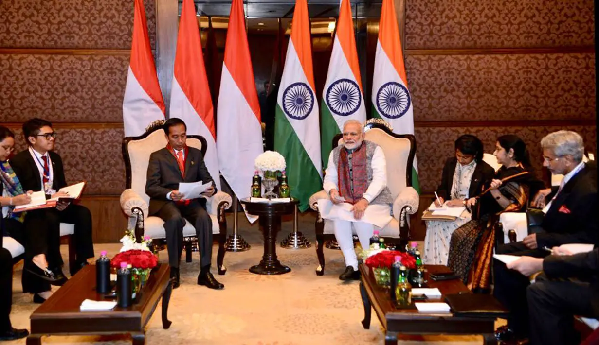 Presiden Joko Widodo (Jokowi) melakukan pertemuan bilateral dengan PM India Narendra Modi di Hotel Taj Diplomatic Enclave, New Delhi, Kamis (25/1). Pertemuan tersebut dilakukan setelah menghadiri KTT ASEAN-India. (Liputan6.com/Pool/Biro Pers Setpres)