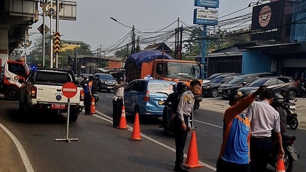 Macet Usai Kebakaran Pabrik Bingkai di Duren Sawit, Ini Rekayasa Lalu Lintas