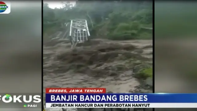 Detik-Detik Banjir Bandang Hantam Jembatan di Brebes