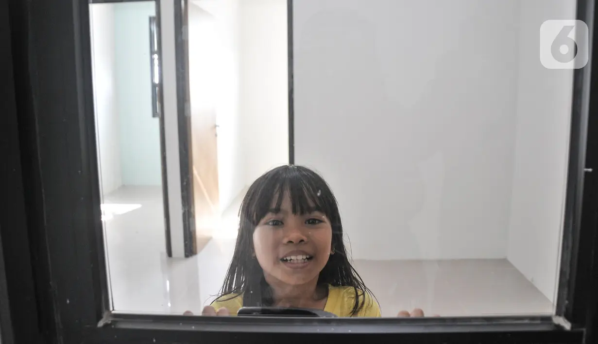 Seorang anak korban kebakaran Pasar Gembrong RW 001 mulai menempati Rumah Susun (Rusun) Cipinang Besar Utara, Jakarta Timur, Senin (23/5/2022). Nantinya, korban kebakaran akan menempati rusun tersebut selama tiga bulan secara gratis seiring menunggu permukiman rampung direvitalisasi. (merdeka.com/Iqbal S Nugroho)