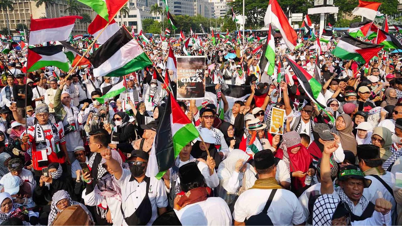 FOTO: Indonesia Melawan Genosida: Ribuan Pengunjuk Rasa Serukan Keadilan untuk Palestina