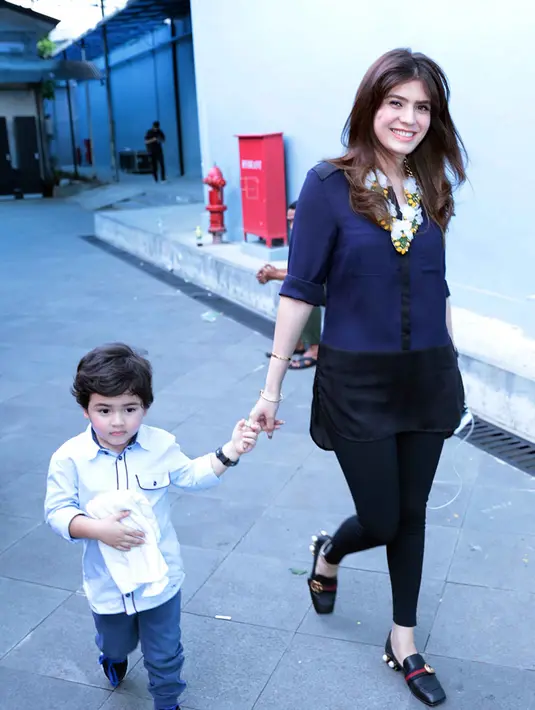 "Pengen fokus ke anak dulu jadi saya enggak ambil film dan sinetron," kata Carissa Putri di kawasan Tendean, Jakarta Selatan, Jumat (9/12/2016). (Deki Prayoga/Bintang.com)