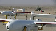 Sejumlah drone milik militer Iran terlihat sebelum latihan di Iran (4/1/2021). Militer Iran melakukan latihan besar yang menunjukkan beragam drone produksi dalam negerinya, Selasa (5/1). (Iranian Army via AP)