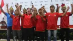 Menko Pembangunan Manusia dan Kebudayaan (PMK) Puan Maharani foto bersama timnas anak jalanan Garuda Baru di Jakarta, Selasa (8/5). Garuda Baru akan berlaga di Piala Dunia Anak Jalanan (Street Child World Cup/SCWC) 2018. (Liputan6.com/Angga Yuniar)