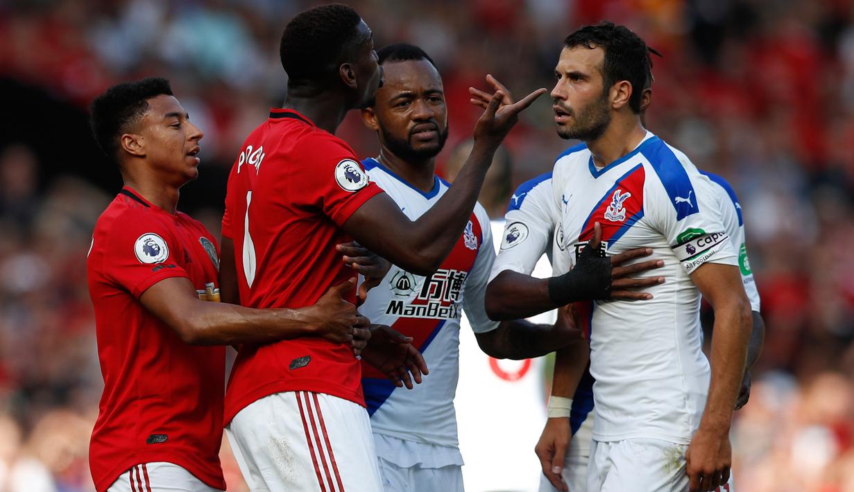 Pemain Manchester United (MU) Paul Pogba (kedua dari kiri) berdebat dengan pemain Crystal Palace Luka Milivojevic (kanan) selama pertandingan Liga Inggris di Old Trafford, Manchester, Inggris, Sabtu (24/8/2019). MU kalah dari Crystal Palace dengan skor 1-2. (AP Photo/Alastair Grant)