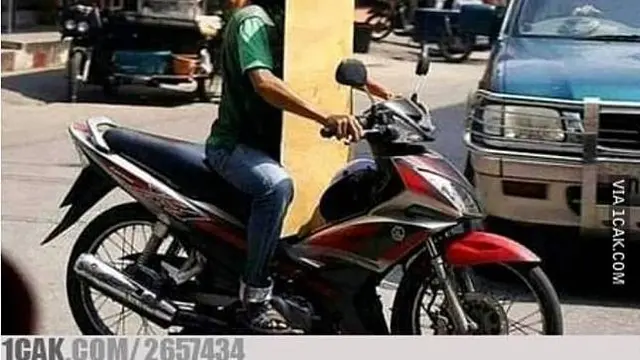 8 Potret Nyeleh Orang saat Bawa Barang Ini Malah Mempersulit Diri Sendiri