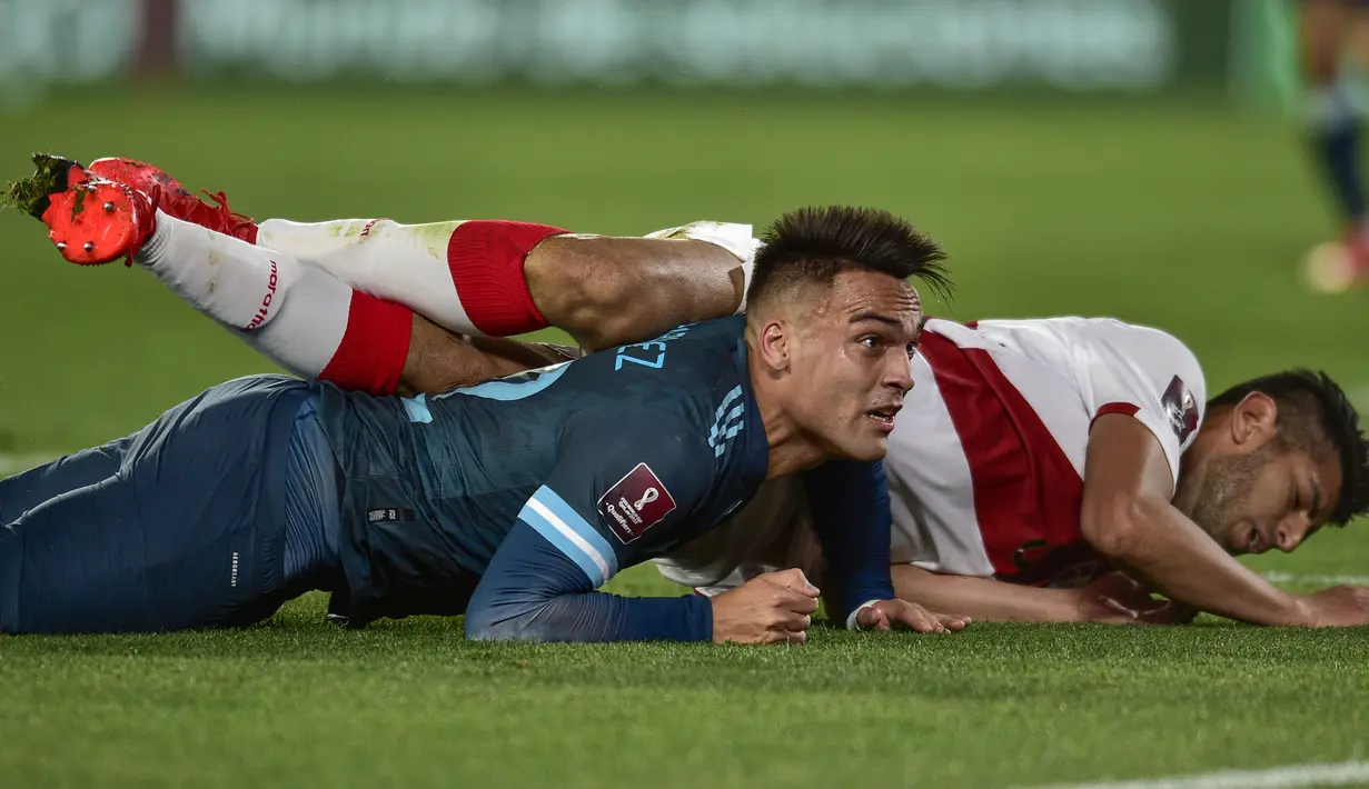 Pemain Argentina Lautaro Martinez menyundul bola untuk mencetak gol ke gawang Peru  pada pertandingan kualifikasi Piala Dunia 2022 di Buenos Aires, Argentina, Kamis (14/10/2021). Argentina menang 1-0. (AP Photo/Gustavo Garello)