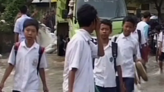 [VIDEO] Tanggul Pusdiklat Jebol, Akses Halim-Pinang Ranti Putus