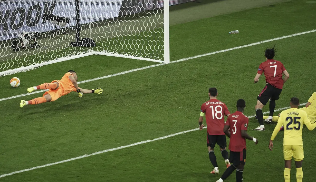 Striker Manchester United, Edinson Cavani (kanan) mencetak gol penyeimbang 1-1 ke gawang Villarreal dalam laga final Liga Europa 2020/2021 di Gdansk Stadium, Polandia, Rabu (26/5/2021). Manchester United kalah 11-12 (1-1) dari Villarreal lewat adu penalti. (AP/Aleksandra Szmigiel/Pool)