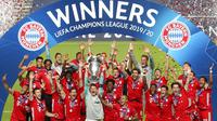 Kapten Bayern Munchen, Manuel Neuer, memimpin rekannya mengangkat trofi saat selebrasi juara Liga Champions di Stadion The Luz, Portugal, Senin (24/8/2020). Bayern Munchen berhasil menjadi juara usai menaklukkan PSG 1-0. (Miguel A. Lopes/Pool via AP)