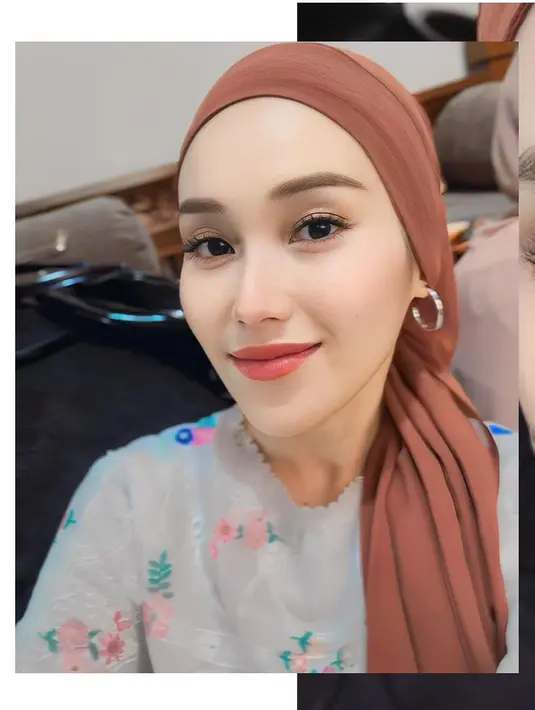 Menutupi kepalanya dengan turban panjang berwarna cokelat, Ayu Ting Ting berhasil tampil cantik sekaligus santun mengenakan outfit bernuansa floral yang tak kalah manis. [Foto: Instagram/ayutingting92]