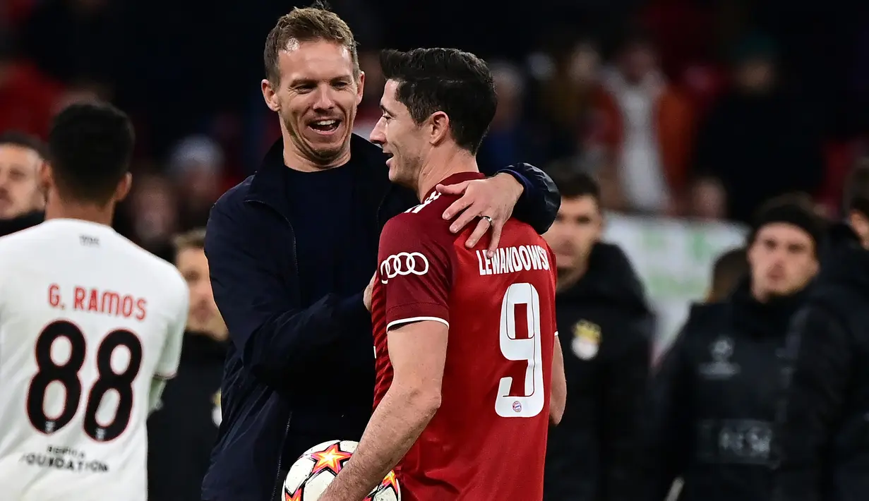 Julian Nagelsmann yang baru membesut Bayern Munchen di awal musim 2021/2022 ini sukses membawa pasukannya lolos ke babak perempatfinal Liga Champions 2021/2022 usai menang besar 7-1 atas RB Salzburg (8/3/2022). Berikut 5 kemenangan terbesar di musim 2021/2022. (AFP/Tobias Schwarz)