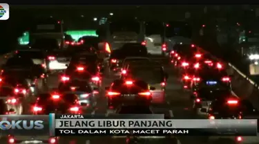 Tol dalam kota dari arah Cawang menuju Cikampek macet parah. Kondisi serupa juga terjadi di Tol Jagorawi arah Bogor.