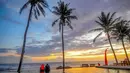 Daya tarik pantai ini terletak pada hamparan pasir hitamnya yang lembut dan ombak yang cenderung landai, sehingga cocok untuk berbagai aktivitas seperti berjemur, olahraga pantai, bermain, hingga berenang. Tampak dalam foto, pengunjung beraktifitas menikmati waktu senja Pantai pasut di Tabanan, Bali. (merdeka.com/Arie Basuki)
