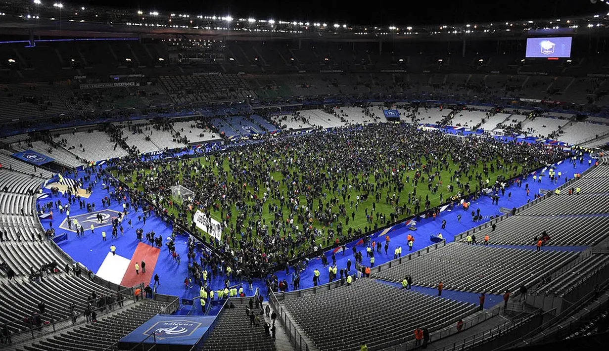 Penonton laga persahabatan antara Prancis melawan Jerman tertahan di dalam stadion karena ancaman bom dan penyerangan bersenjata di Stadion Stade de France, Prancis. (AFP/Franck Fife)
