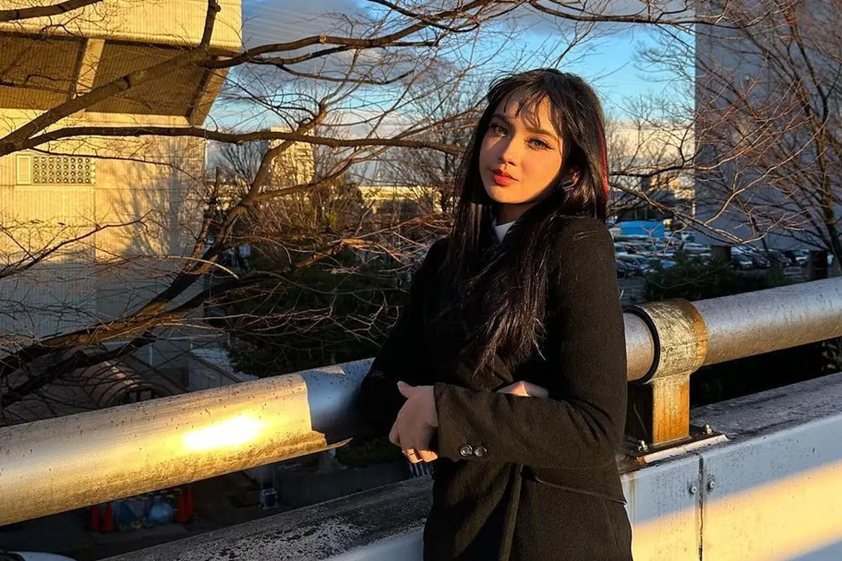 Kembali Dikira Lisa BLACKPINK, Lyodra Ginting Terjang Suhu Dingin di Jepang dengan Outfit yang Fashionable