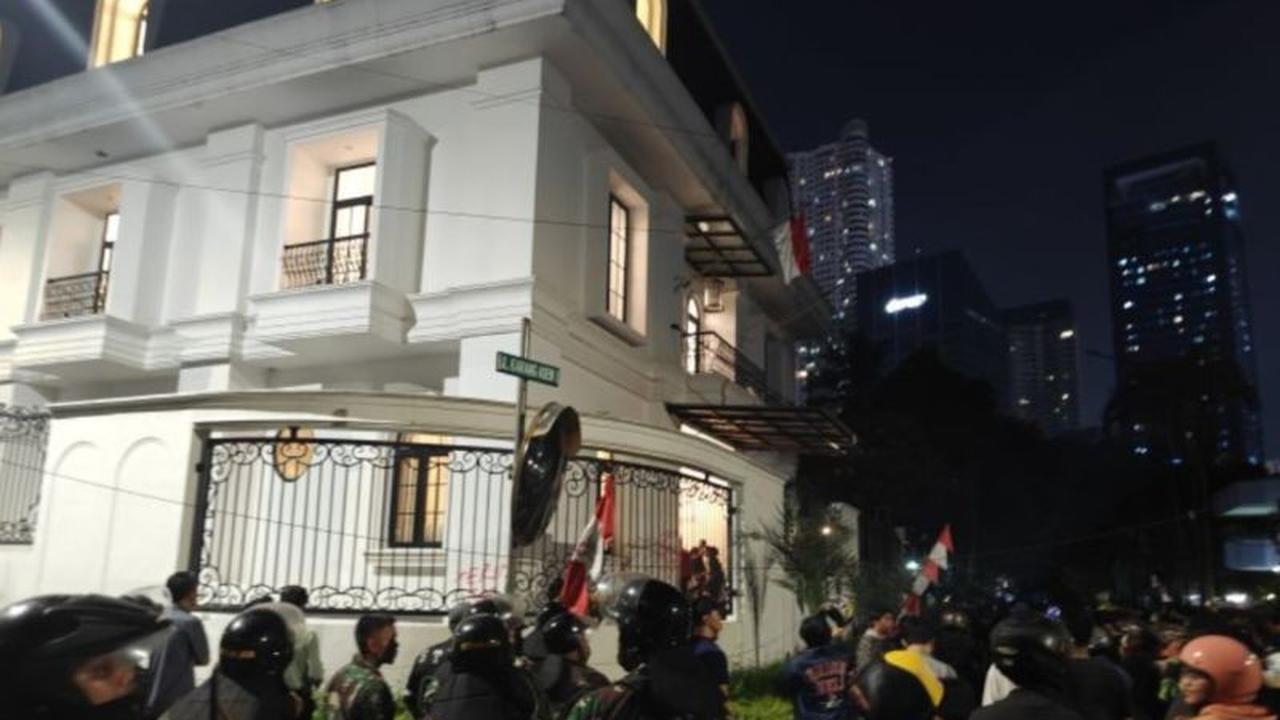 Fakta Trivia: Rumah Anggota DPR Eko Patrio Dijaga Ketat Polisi dan TNI Pasca Penjarahan Massa