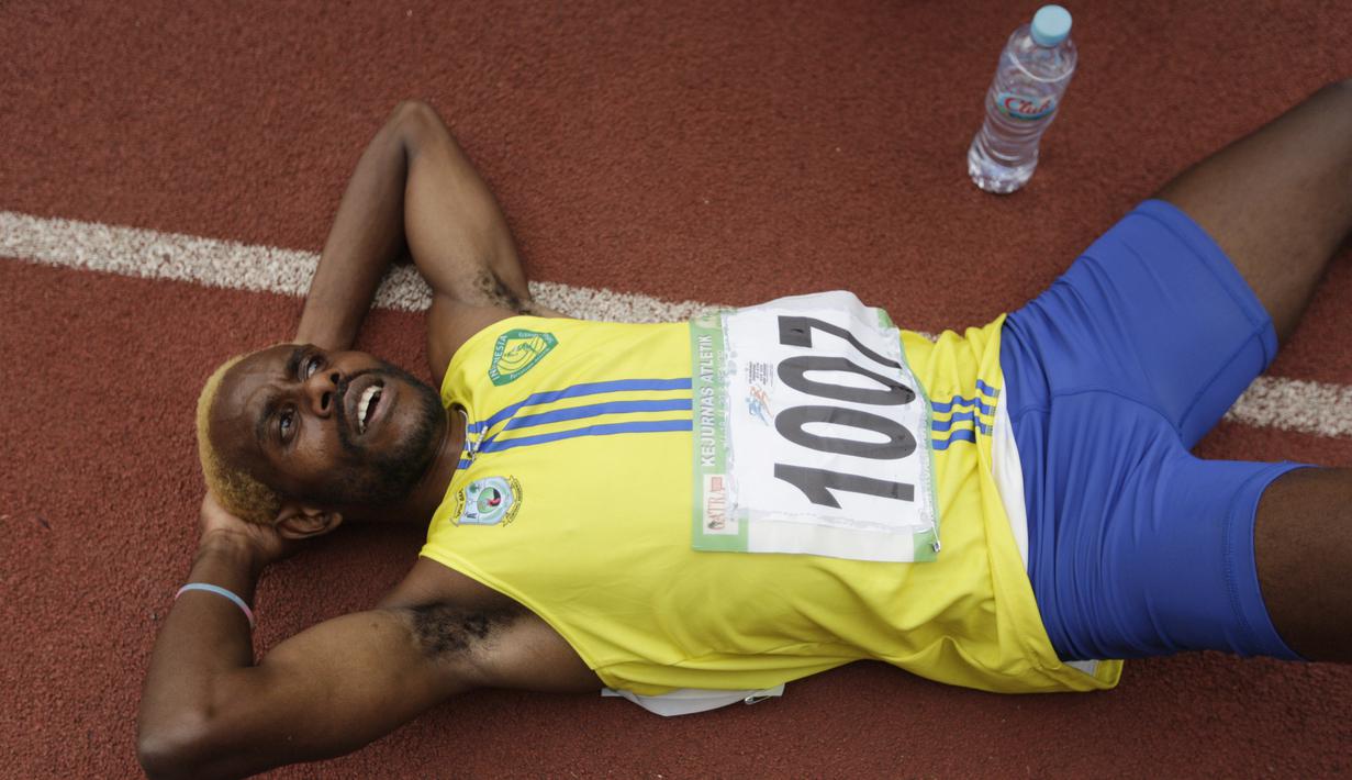 Pelari Papua tampak lelah saat Kejurnas Atletik nomor lari estafet 4x400 meter putra senior di Stadion Pakansari, Bogor, Selasa (6/8). Kejurnas tahun ini juga dilakukan untuk kualifikasi jelang PON. (Bola.com/Vitalis Yogi Trisna)