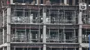 Pekerja saat menyelesaikan proyek pembangunan rumah susun sewa (Rusunawa) Ujung Menteng di Jalan Inspeksi KBT, Jakarta, Kamis (5/11/2020). Rusunawa untuk warga DKI berpenghasilan rendah itu direncanakan memiliki dua tower, terdiri atas 19 lantai dengan total 1.056 unit. (merdeka.com/Iqbal Nugroho)