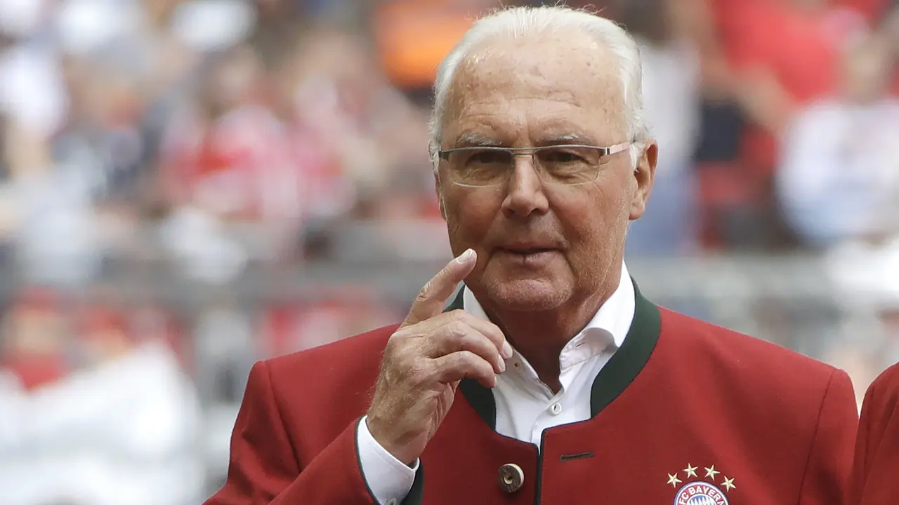 Dunia sepak bola pada hari ini masih di awal 2024 berduka. Mantan pemain bertahan ternama Jerman, Franz Beckenbauer meninggal dunia pada Senin 8 Januari 2024 waktu setempat.