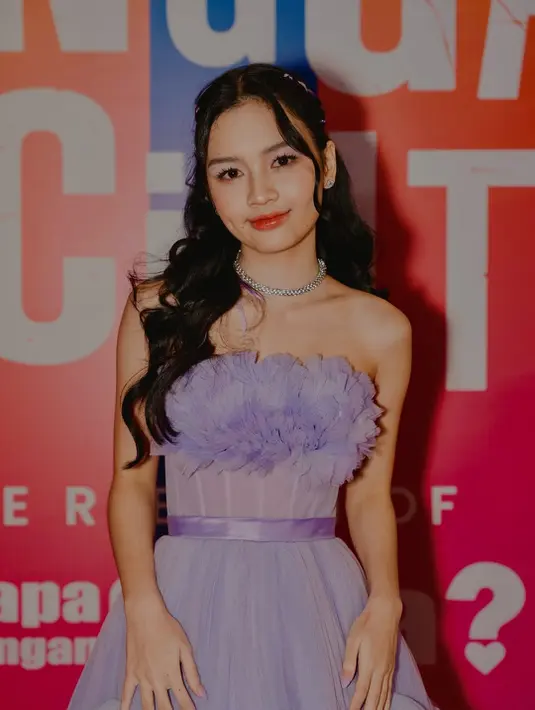Katyana Mawira tampil bak balerina dengan strapless tulle dress lilac. Gaun bersiluet A-Line memiliki aksen korset dan embellishment bunga di bagian neckline. Kalung rantai tipis jadi aksesosi pelengkap tampilan princess Katyana [@katyanamawira]