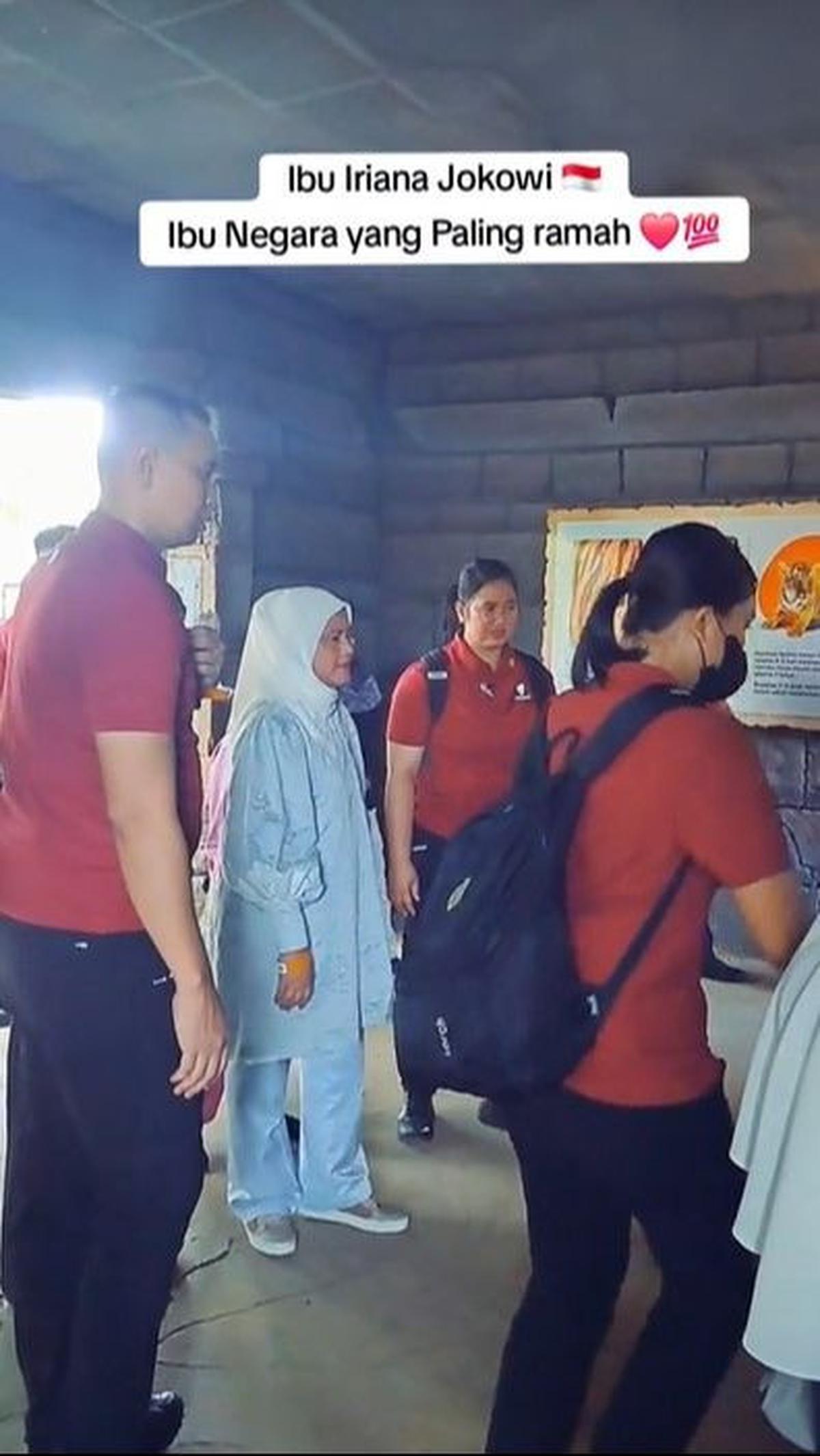 Dijaga ketat oleh Paspampres, Iriana terlihat senang bisa menghabiskan waktu bersama para cucunya.
