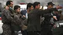 Pasukan keamanan Afghanistan membawa petugas yang terluka setelah ledakan bom bunuh diri di Kabul, Selasa (19/4). Belum ada pihak yang mengklaim soal siapa di balik serangan ini. Tetapi dugaan terkuat tertuju pada kelompok Taliban. (REUTERS/Omar Sobhani)